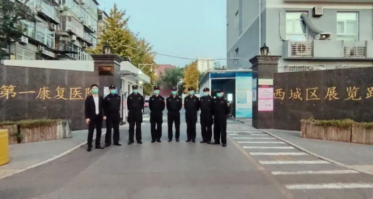 平安守护 | 男子紧急求医 保安暖心救助